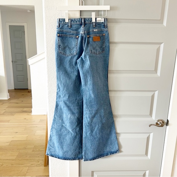 NWT Wrangler Destructed Wanderer Flare Jeans Good Intentions - Picture 4 of 6
